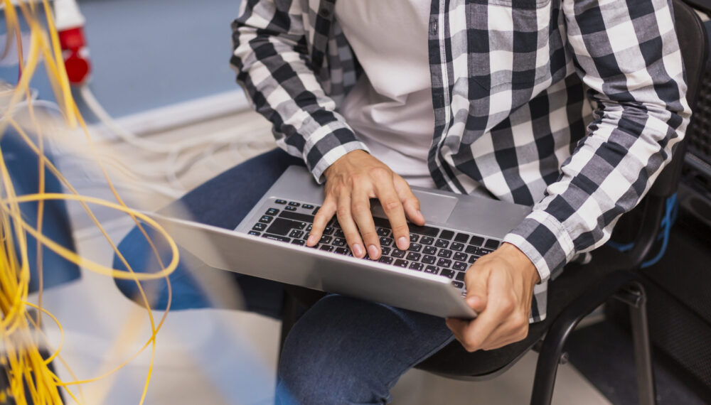 pessoa-que-trabalha-em-uma-visao-de-alto-angulo-laptop