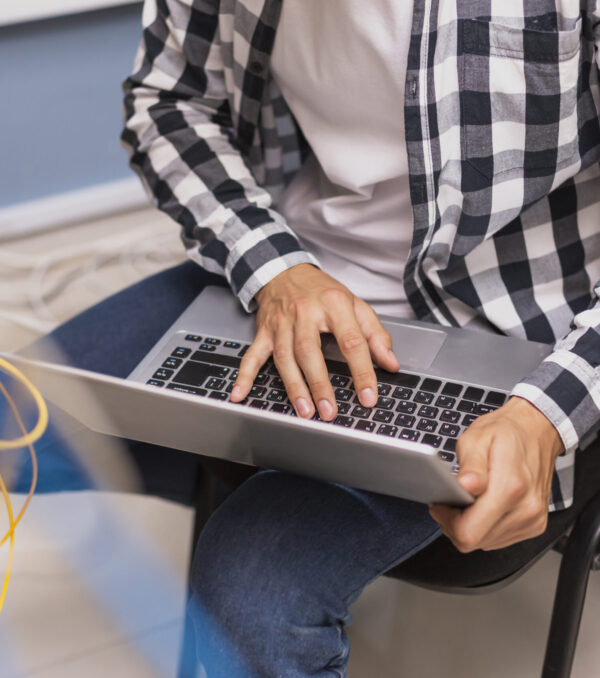 pessoa-que-trabalha-em-uma-visao-de-alto-angulo-laptop pessoa-que-trabalha-em-uma-visao-de-alto-angulo-laptop